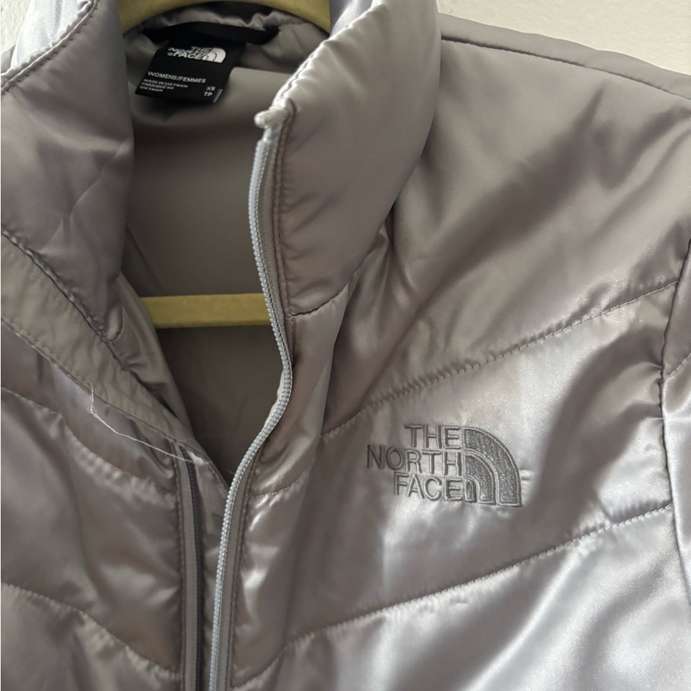The North Face Women's Silver Jacket perfect condition - Picture 2 of 3